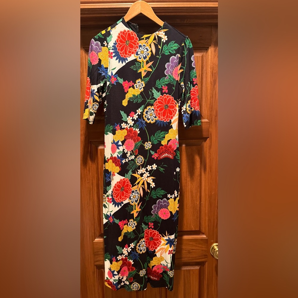 Alice + Olivia size 10 dress. Black background. Lined.